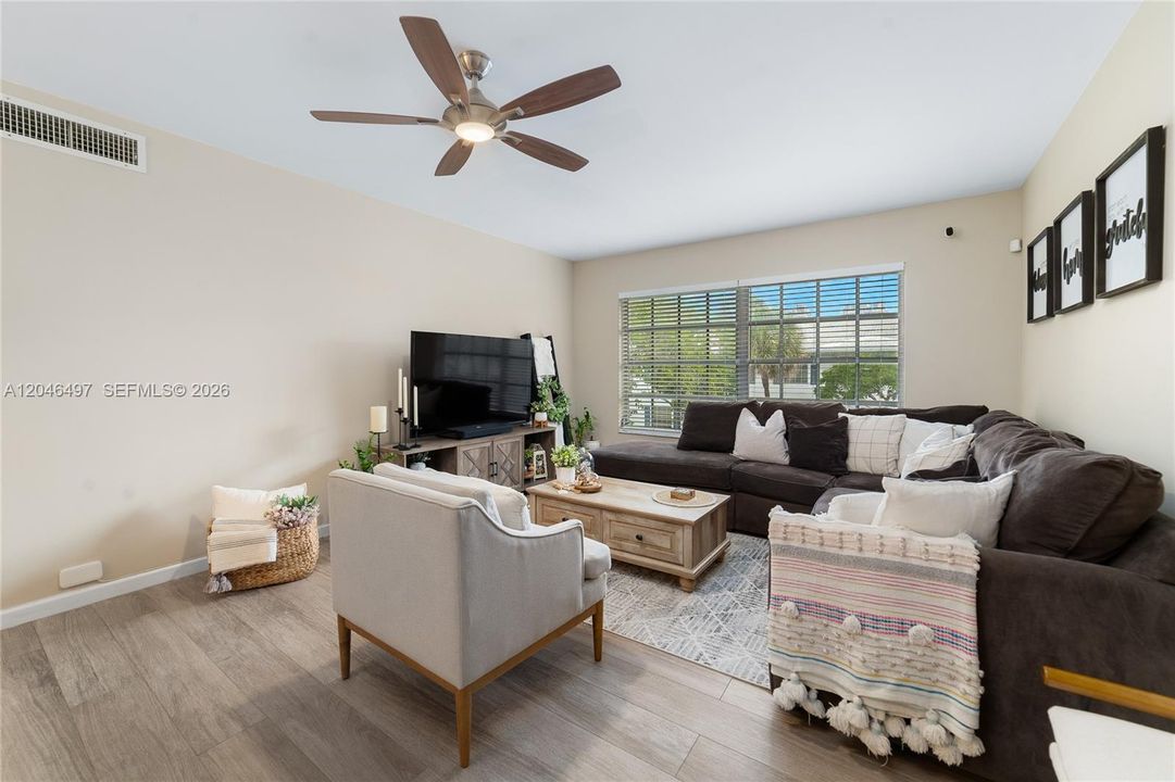 For Sale: $230,000 (2 beds, 2 baths, 1008 Square Feet)