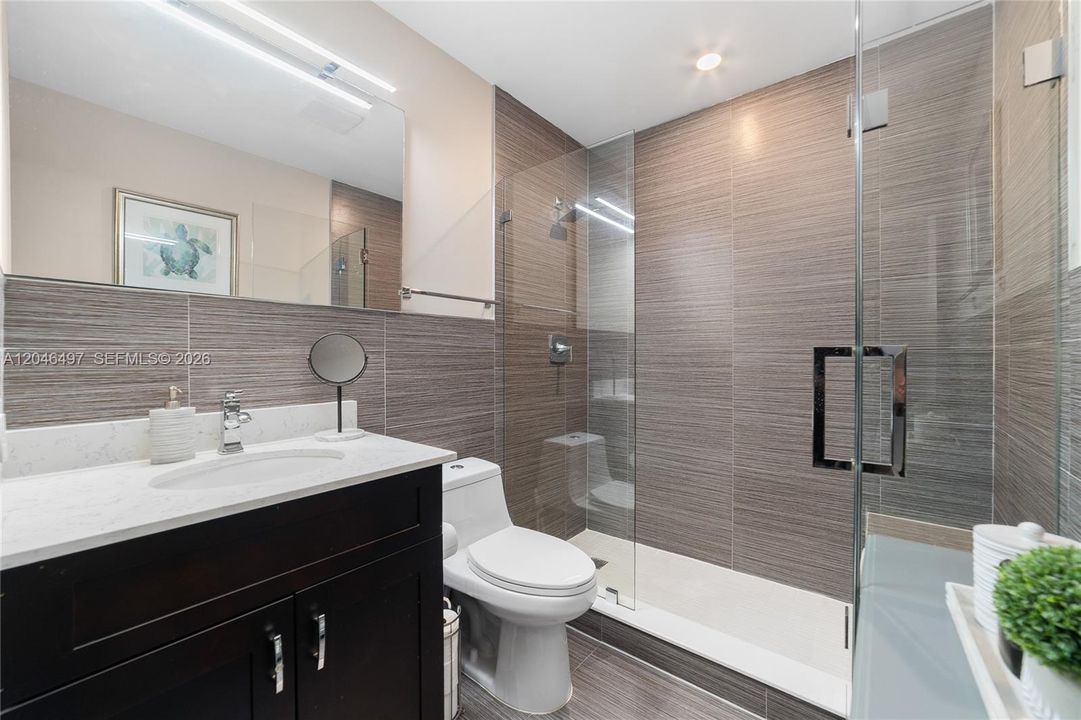 For Sale: $230,000 (2 beds, 2 baths, 1008 Square Feet)