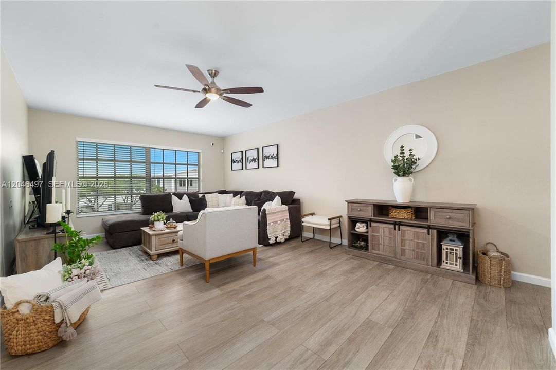 For Sale: $230,000 (2 beds, 2 baths, 1008 Square Feet)