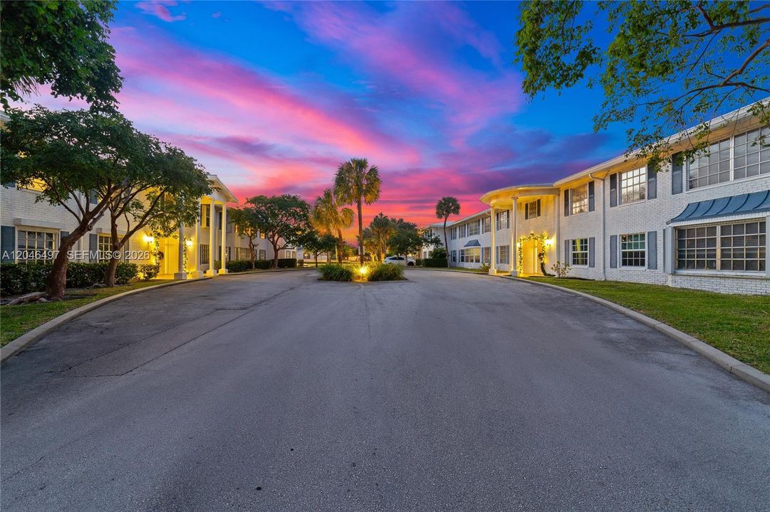 For Sale: $230,000 (2 beds, 2 baths, 1008 Square Feet)