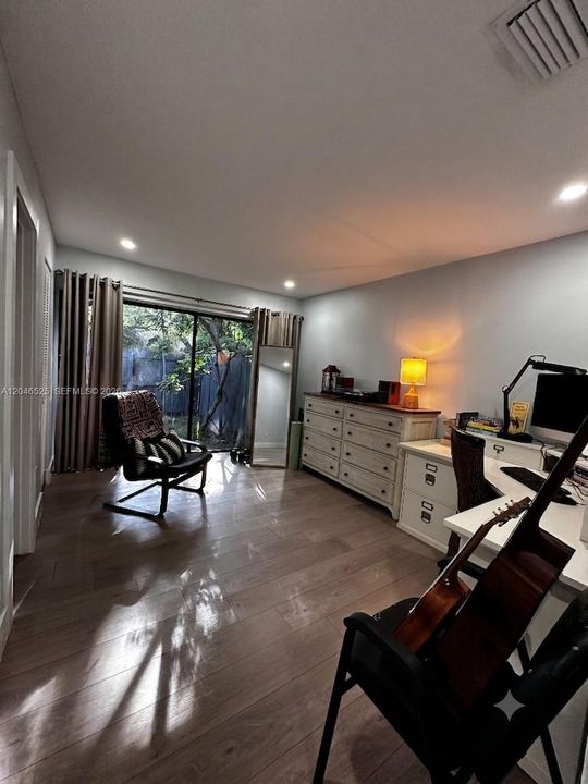 For Rent: $3,700 (3 beds, 2 baths, 1096 Square Feet)