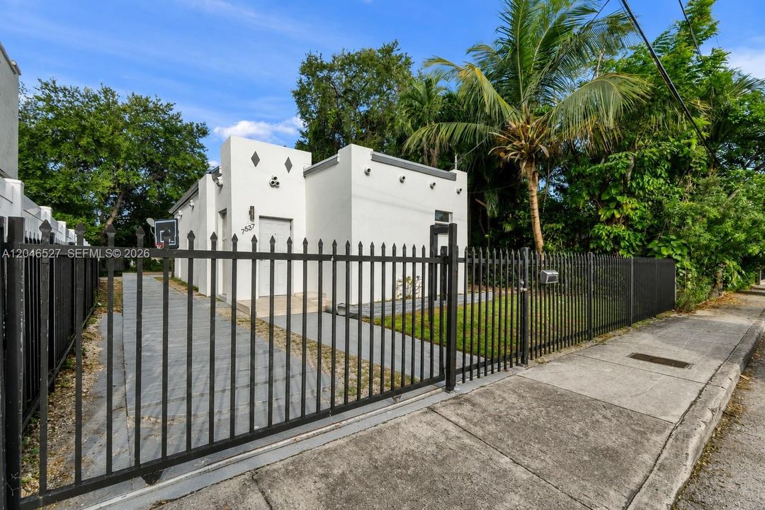 For Rent: $2,200 (2 beds, 1 baths, 754 Square Feet)