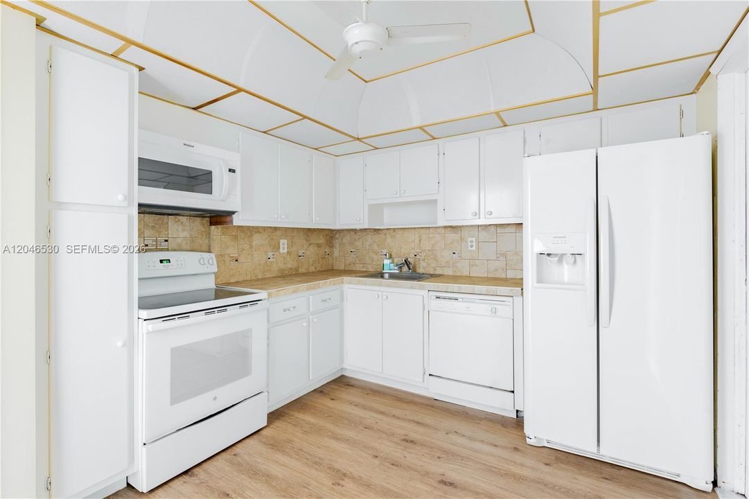 For Sale: $265,000 (2 beds, 2 baths, 1092 Square Feet)