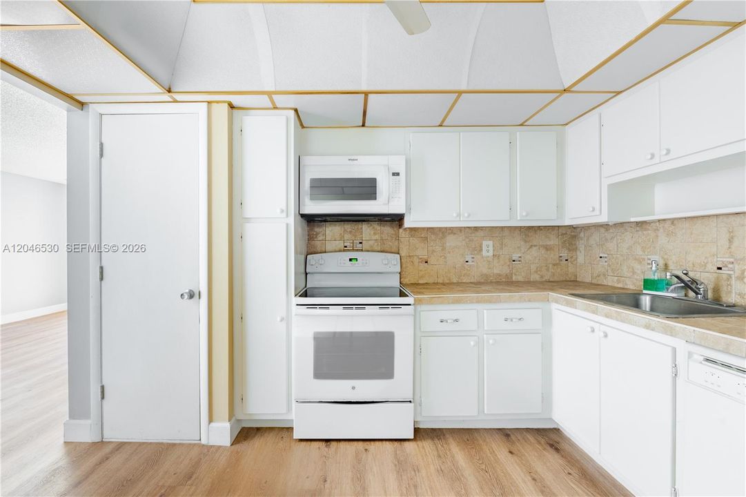 For Sale: $265,000 (2 beds, 2 baths, 1092 Square Feet)