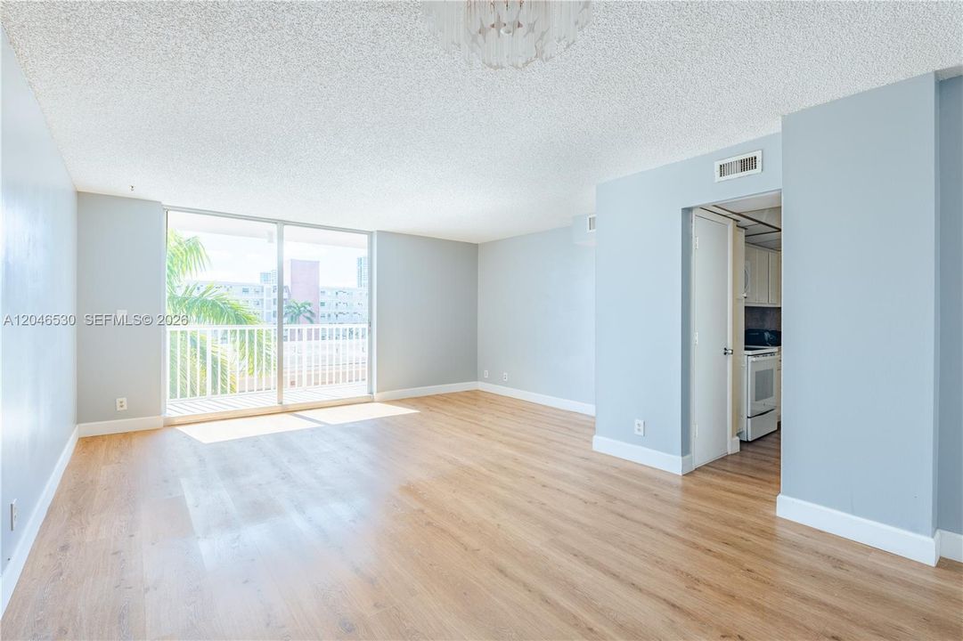 For Sale: $265,000 (2 beds, 2 baths, 1092 Square Feet)