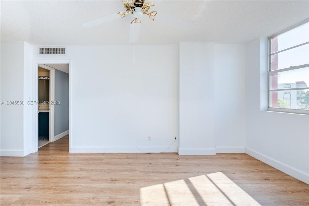 For Sale: $265,000 (2 beds, 2 baths, 1092 Square Feet)