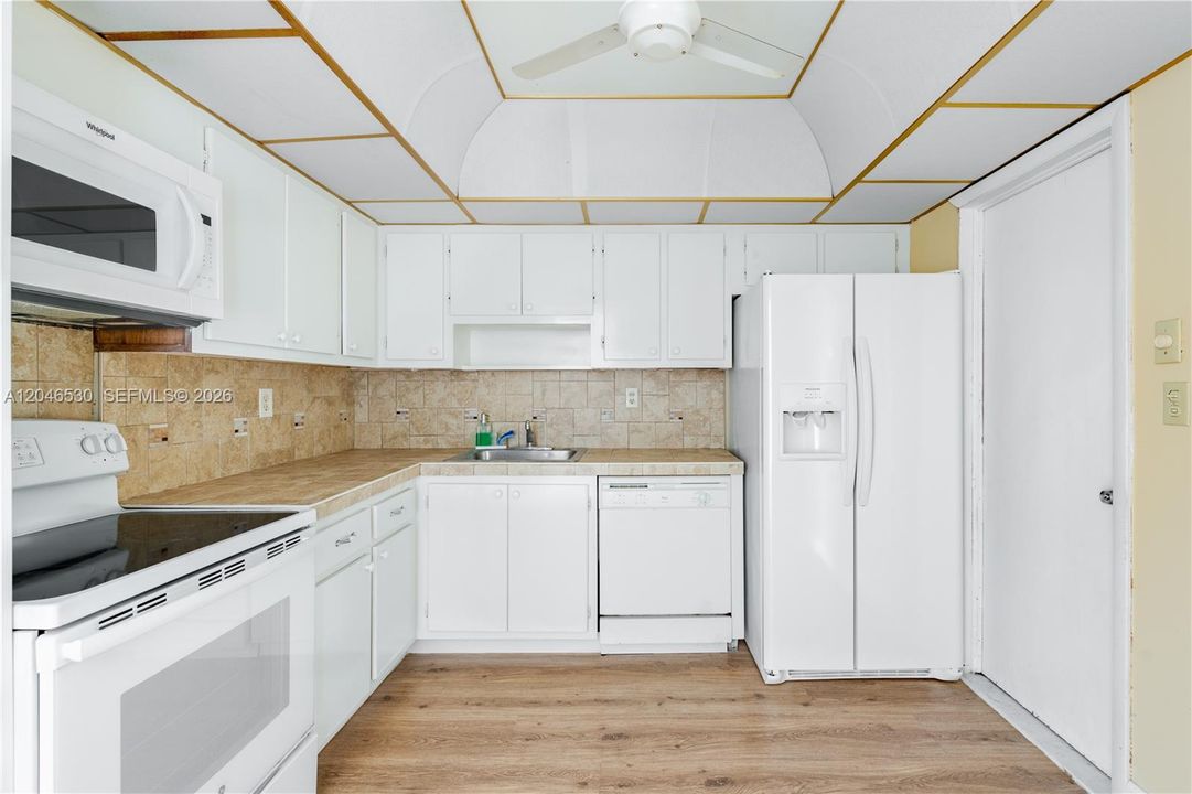 For Sale: $265,000 (2 beds, 2 baths, 1092 Square Feet)
