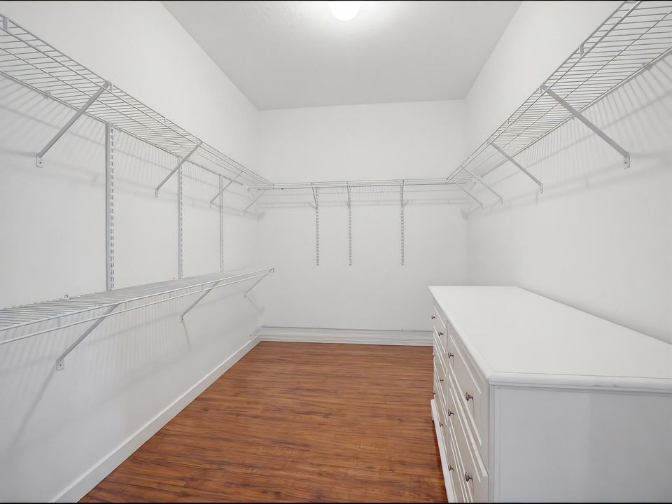 Bedroom1-Closet