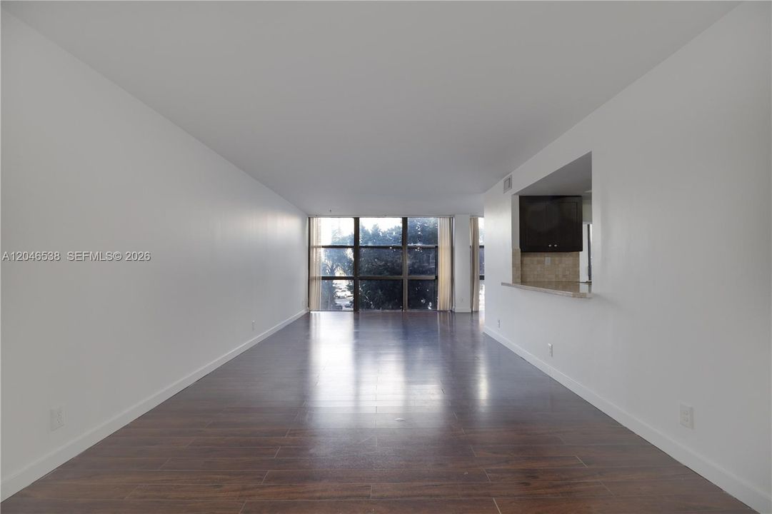 For Rent: $1,880 (1 beds, 1 baths, 915 Square Feet)