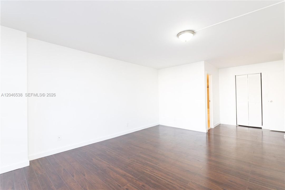 For Rent: $1,880 (1 beds, 1 baths, 915 Square Feet)