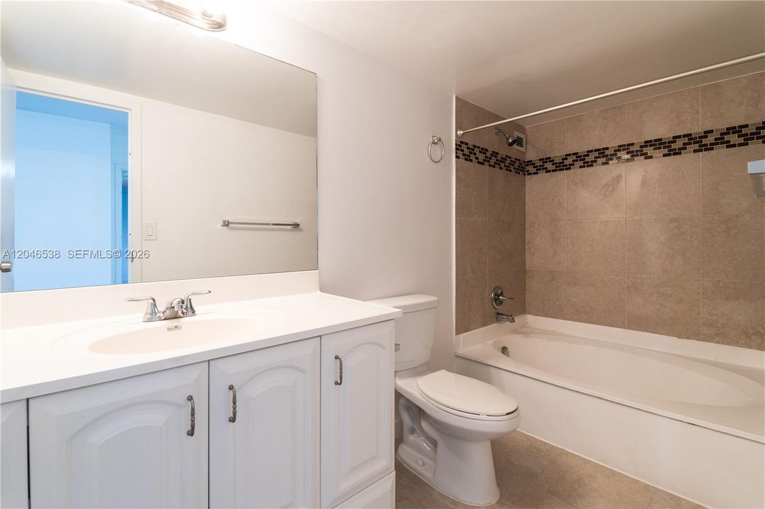 For Rent: $1,880 (1 beds, 1 baths, 915 Square Feet)