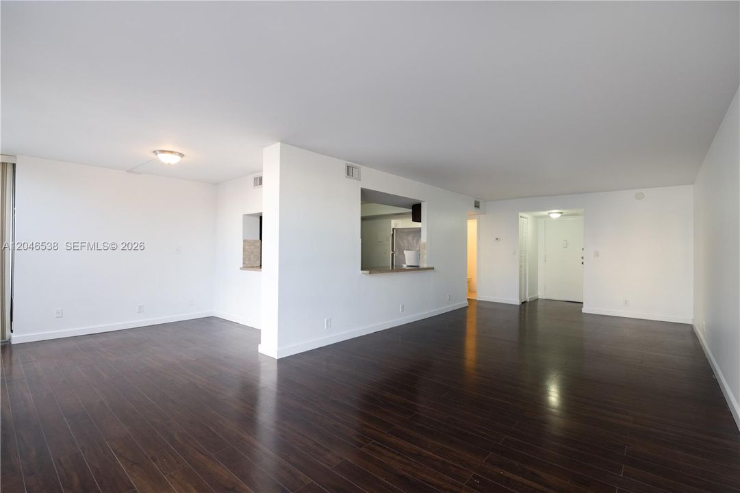 For Rent: $1,880 (1 beds, 1 baths, 915 Square Feet)