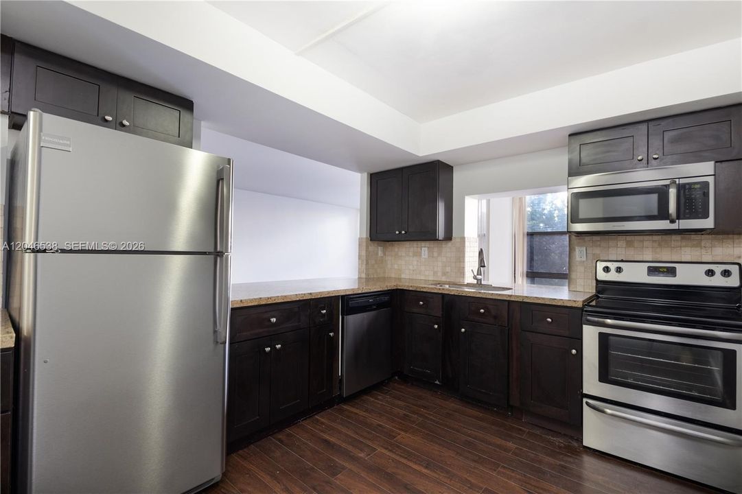 For Rent: $1,880 (1 beds, 1 baths, 915 Square Feet)