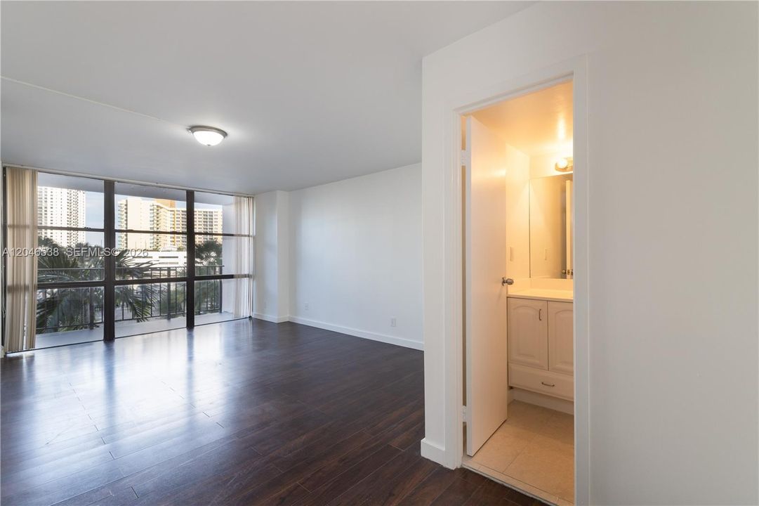 For Rent: $1,880 (1 beds, 1 baths, 915 Square Feet)