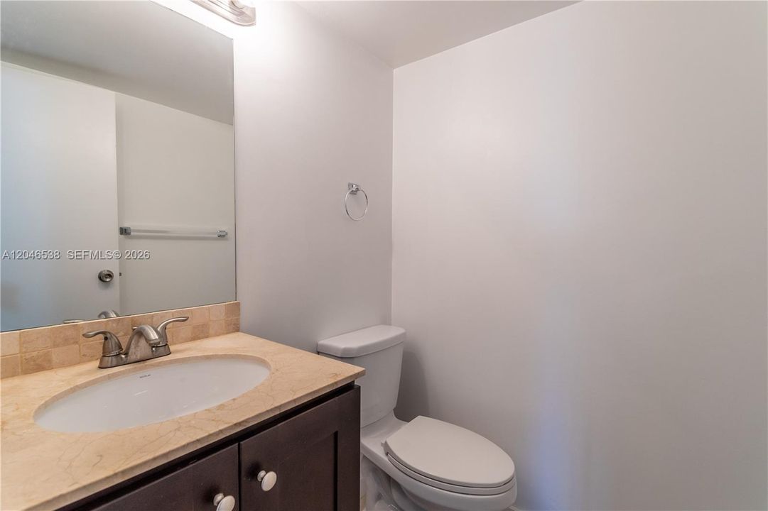 For Rent: $1,880 (1 beds, 1 baths, 915 Square Feet)