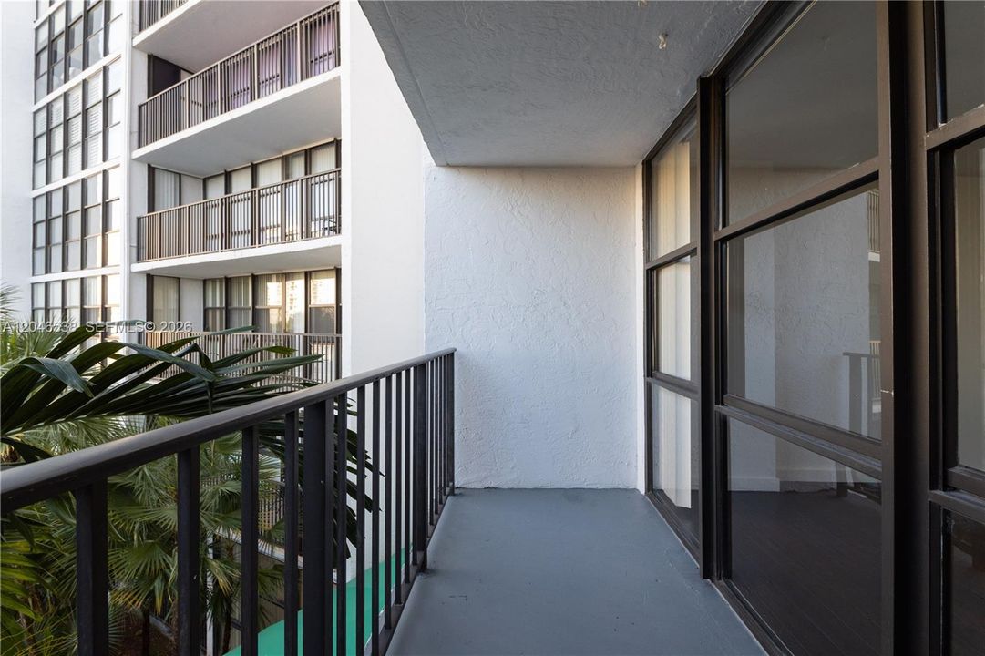 For Rent: $1,880 (1 beds, 1 baths, 915 Square Feet)