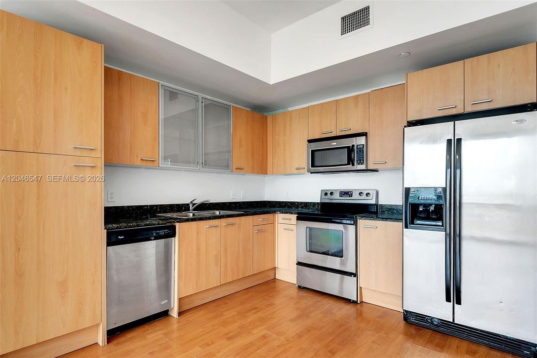 For Rent: $1,950 (1 beds, 1 baths, 754 Square Feet)
