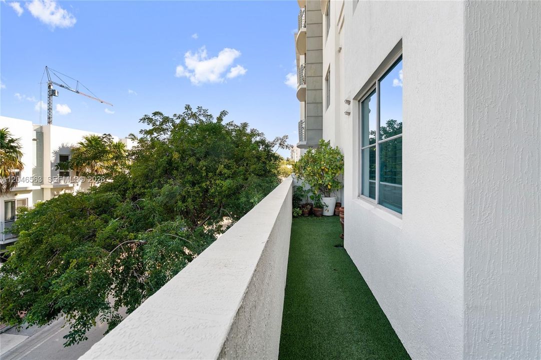 For Sale: $609,000 (1 beds, 1 baths, 826 Square Feet)