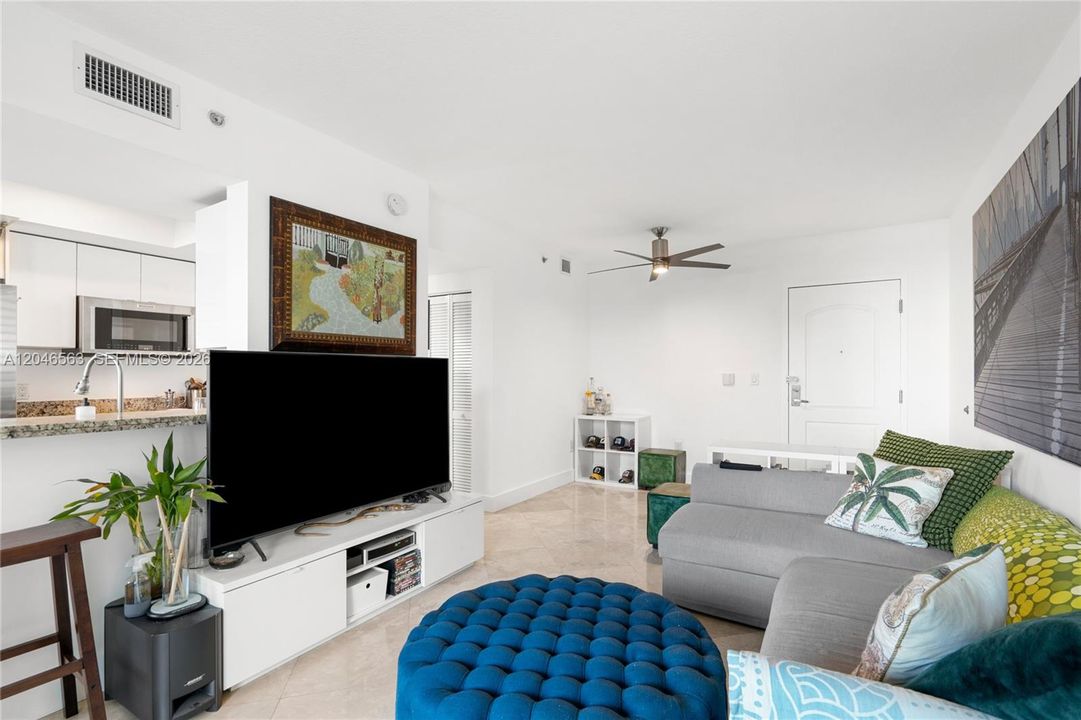 For Sale: $609,000 (1 beds, 1 baths, 826 Square Feet)