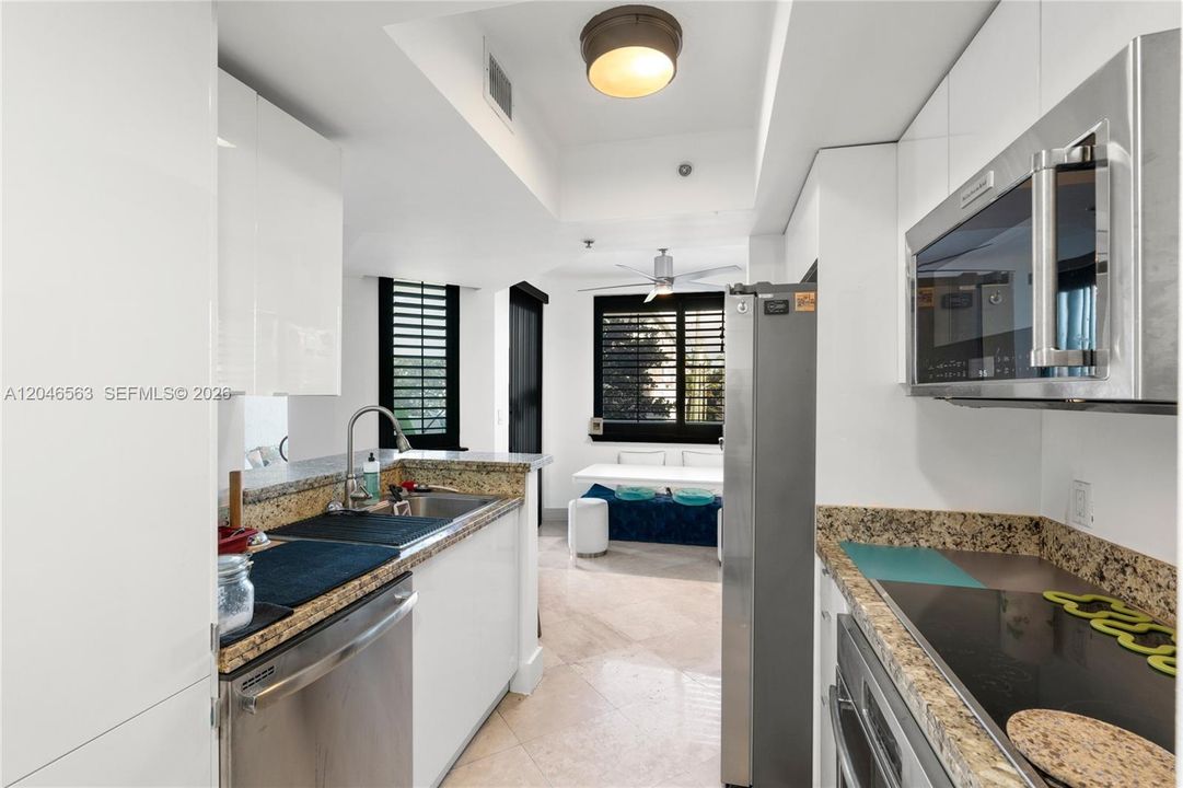 For Sale: $609,000 (1 beds, 1 baths, 826 Square Feet)