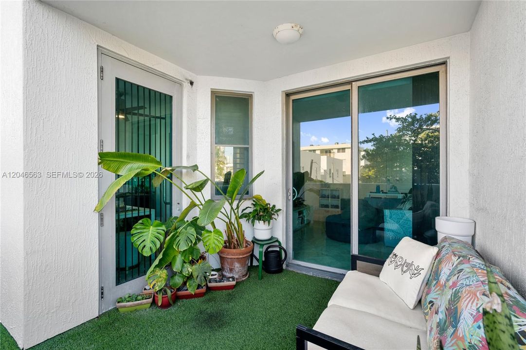 For Sale: $609,000 (1 beds, 1 baths, 826 Square Feet)