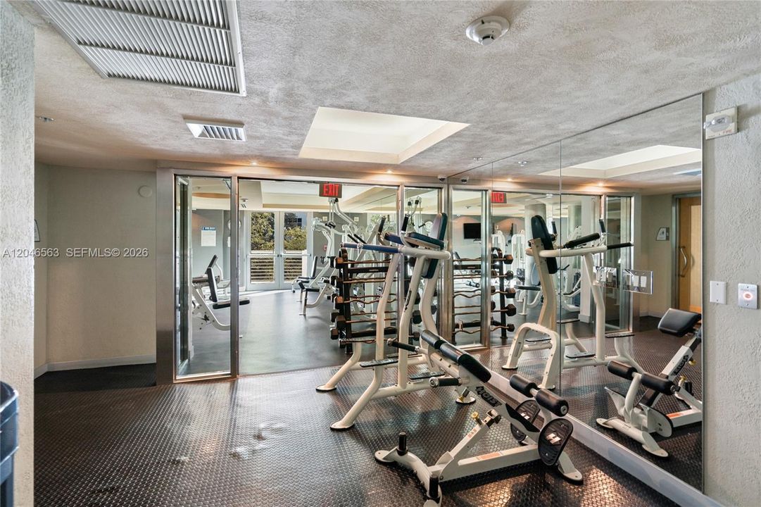For Sale: $609,000 (1 beds, 1 baths, 826 Square Feet)