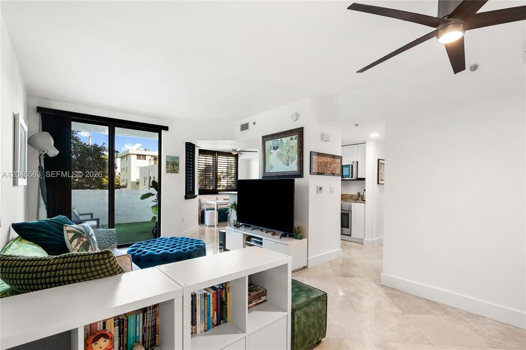 For Sale: $609,000 (1 beds, 1 baths, 826 Square Feet)