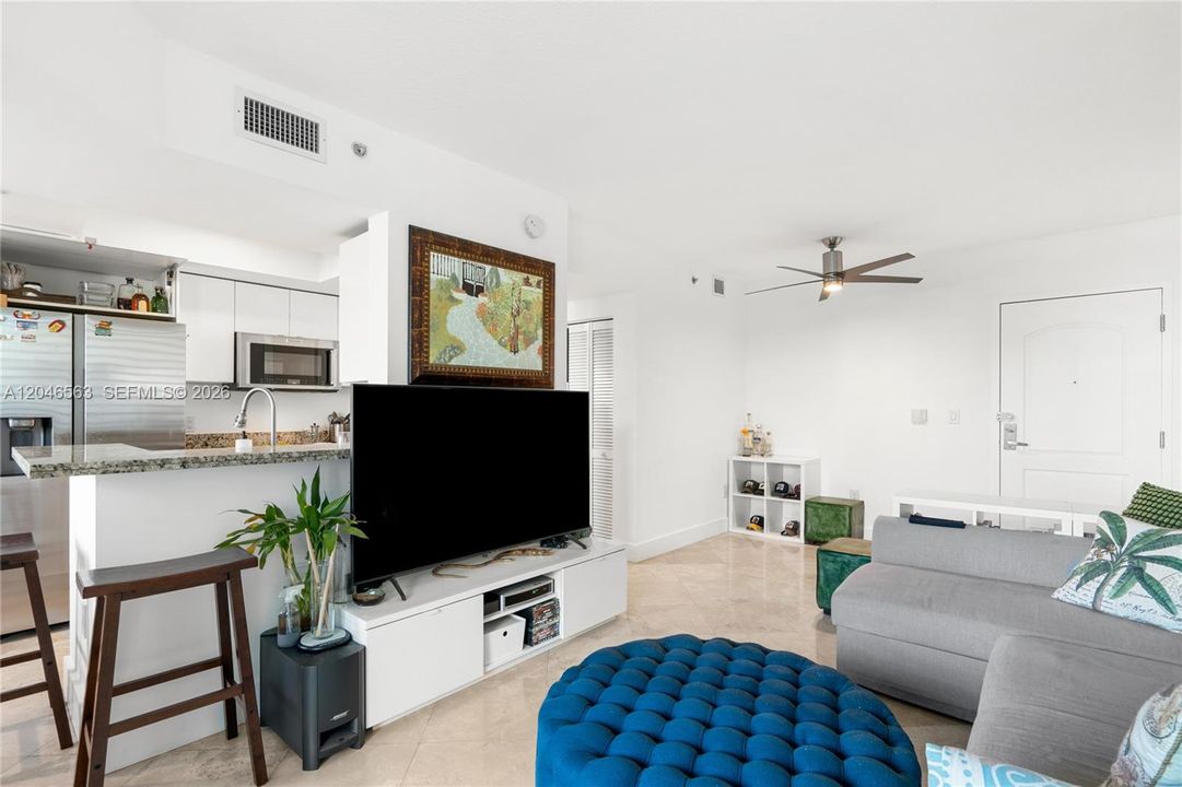 For Sale: $609,000 (1 beds, 1 baths, 826 Square Feet)