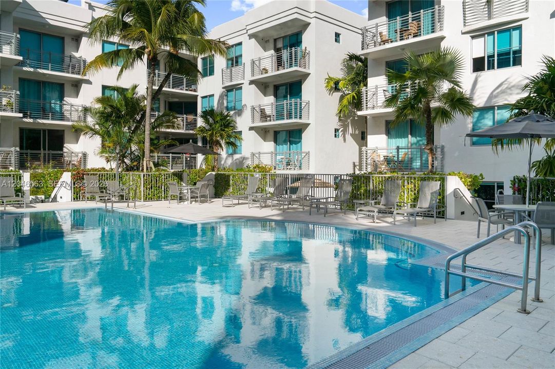 For Sale: $609,000 (1 beds, 1 baths, 826 Square Feet)