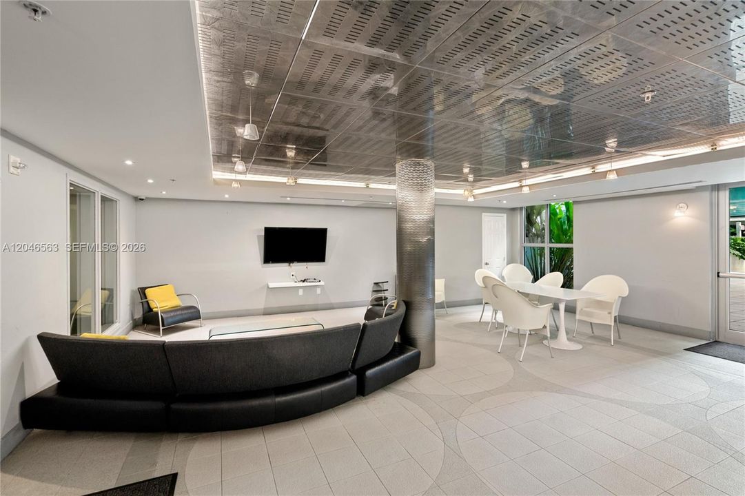 For Sale: $609,000 (1 beds, 1 baths, 826 Square Feet)