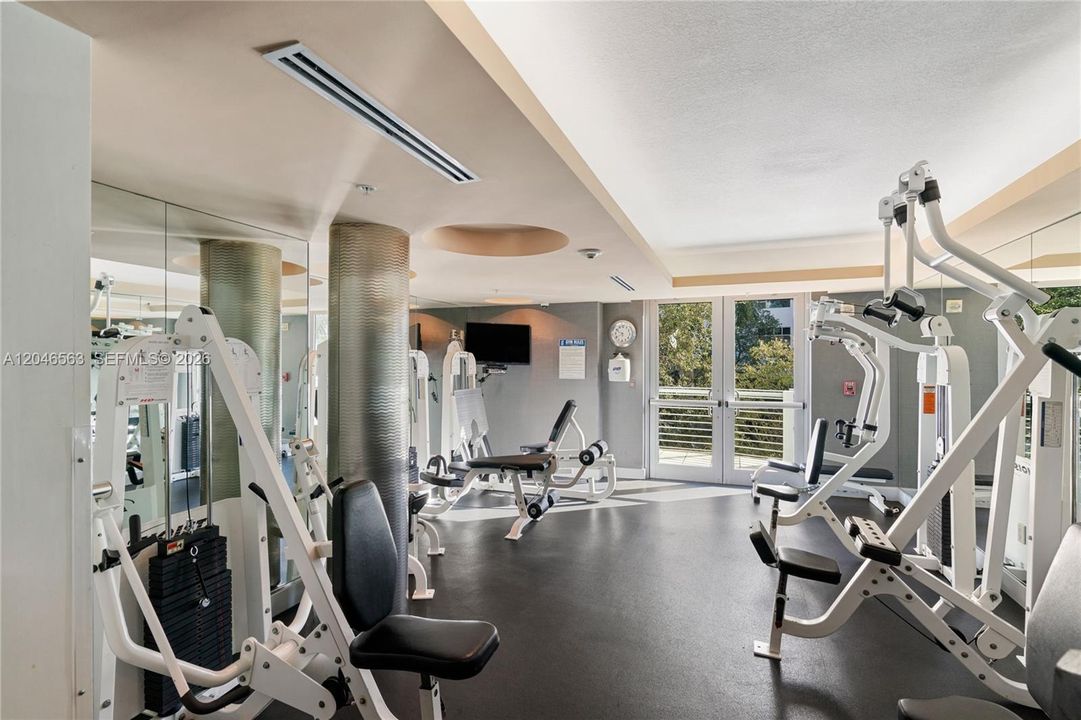 For Sale: $609,000 (1 beds, 1 baths, 826 Square Feet)