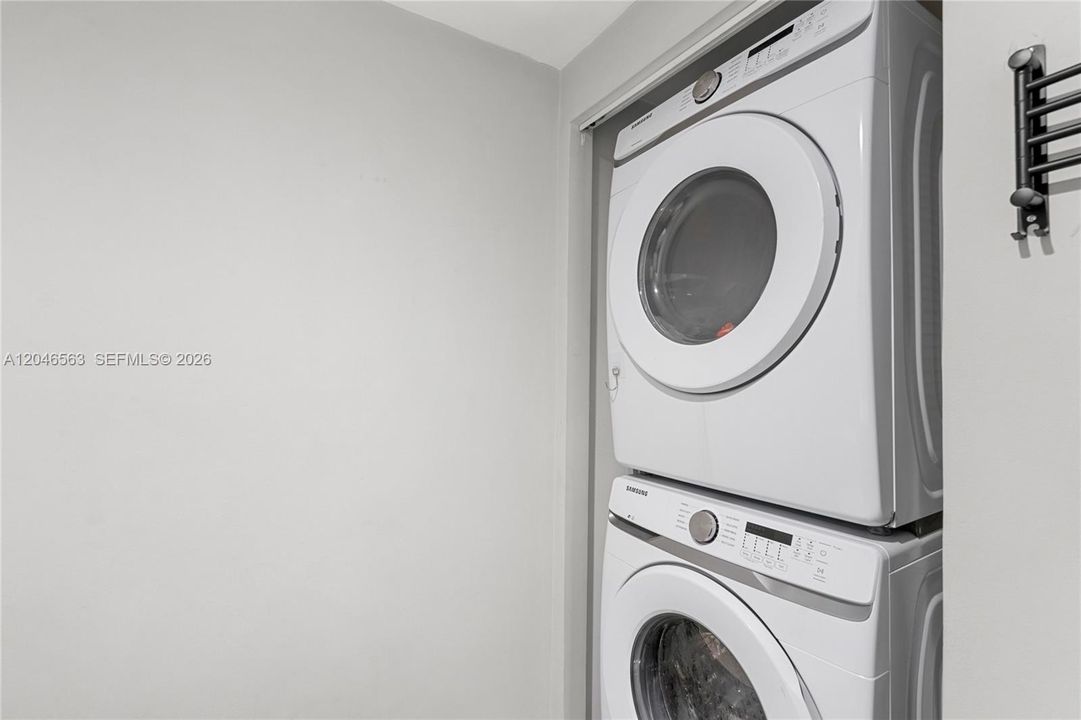 For Sale: $609,000 (1 beds, 1 baths, 826 Square Feet)