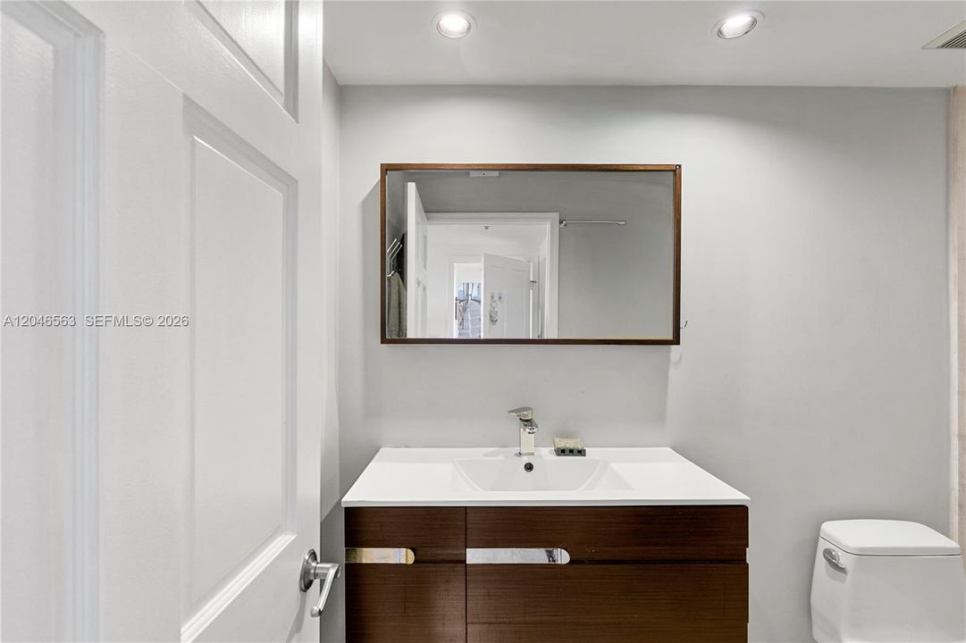 For Sale: $609,000 (1 beds, 1 baths, 826 Square Feet)