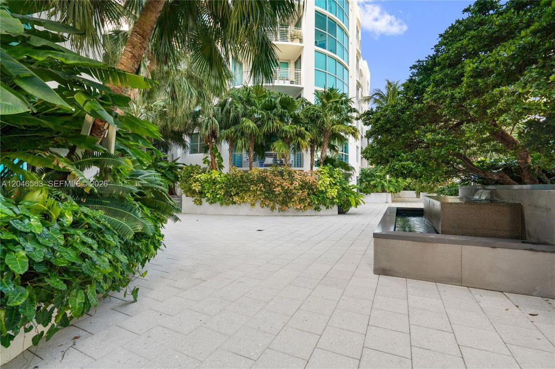 For Sale: $609,000 (1 beds, 1 baths, 826 Square Feet)
