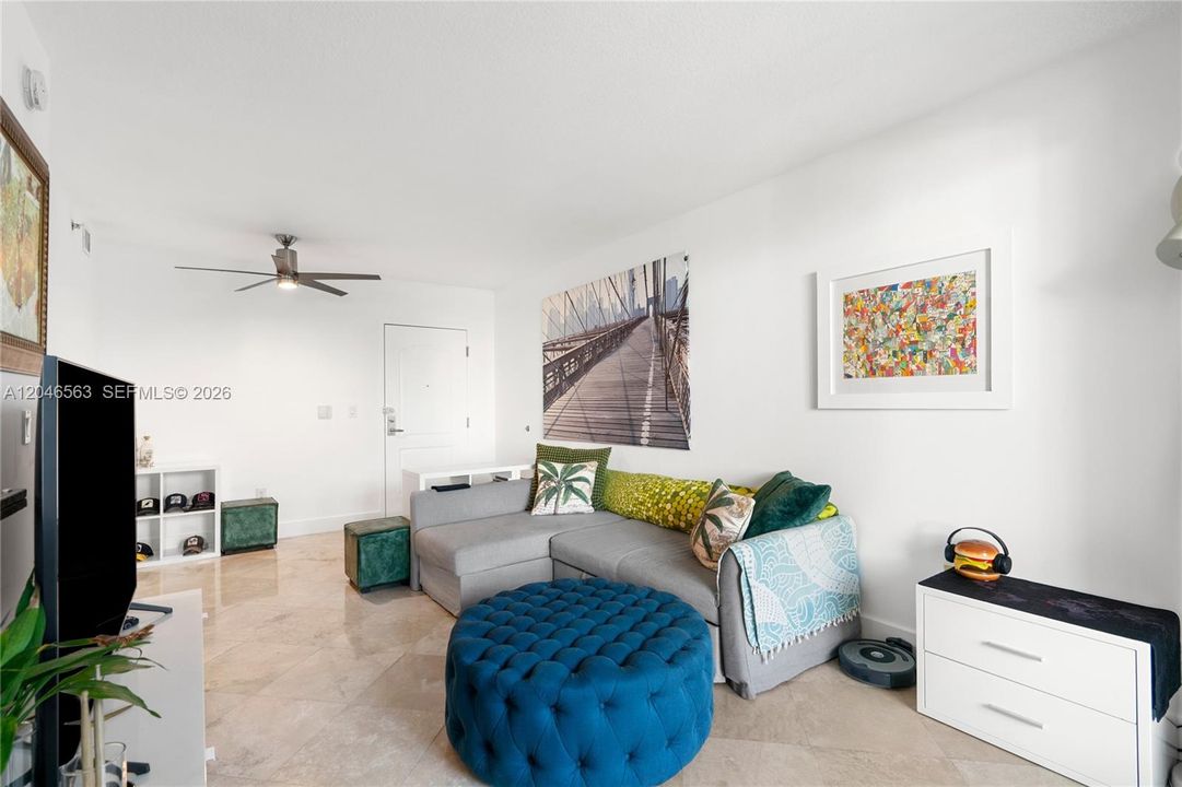 For Sale: $609,000 (1 beds, 1 baths, 826 Square Feet)