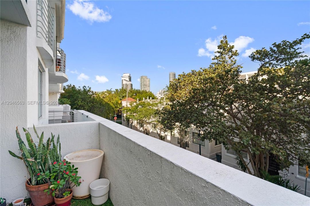 For Sale: $609,000 (1 beds, 1 baths, 826 Square Feet)
