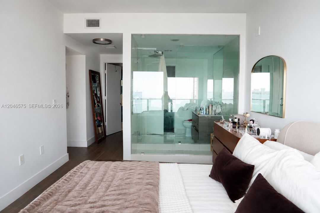For Sale: $579,000 (1 beds, 1 baths, 854 Square Feet)