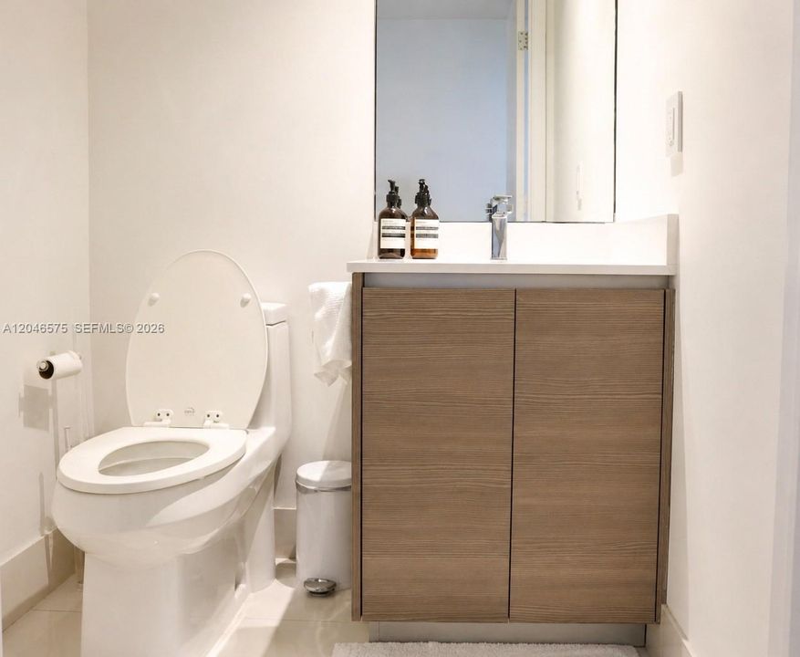 For Sale: $579,000 (1 beds, 1 baths, 854 Square Feet)