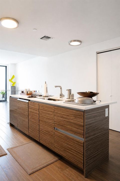 For Sale: $579,000 (1 beds, 1 baths, 854 Square Feet)