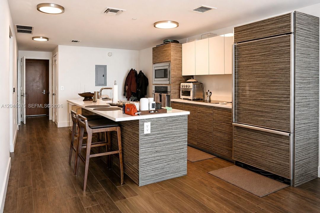 For Sale: $579,000 (1 beds, 1 baths, 854 Square Feet)