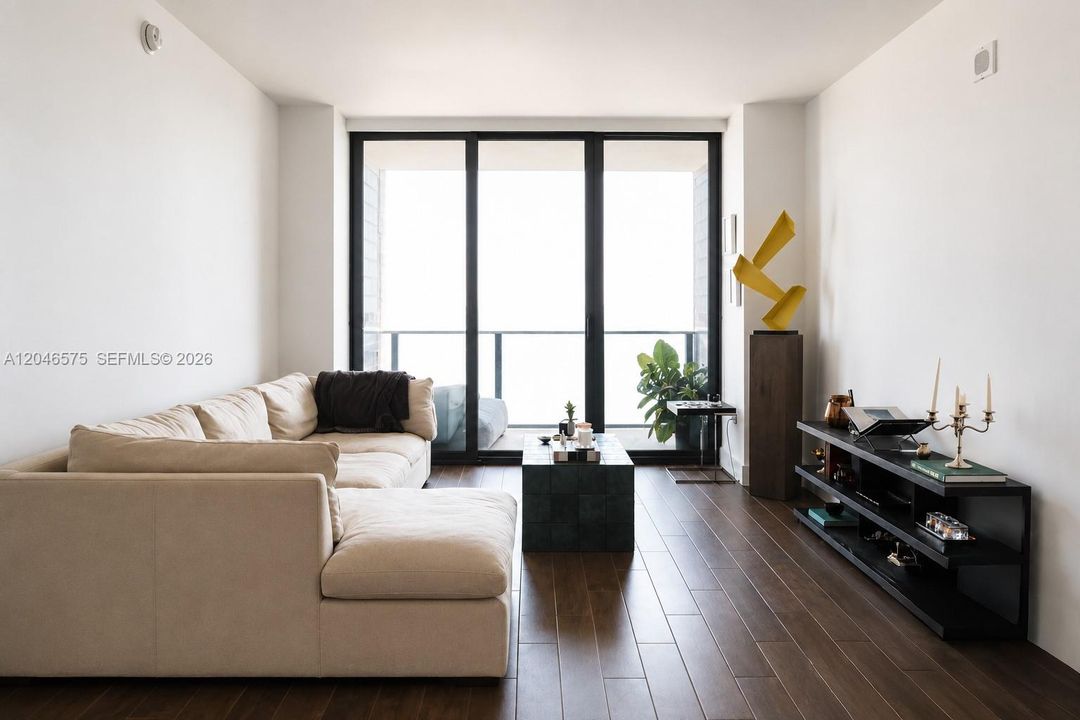 For Sale: $579,000 (1 beds, 1 baths, 854 Square Feet)