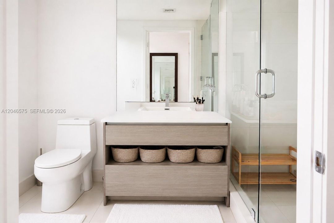 For Sale: $579,000 (1 beds, 1 baths, 854 Square Feet)