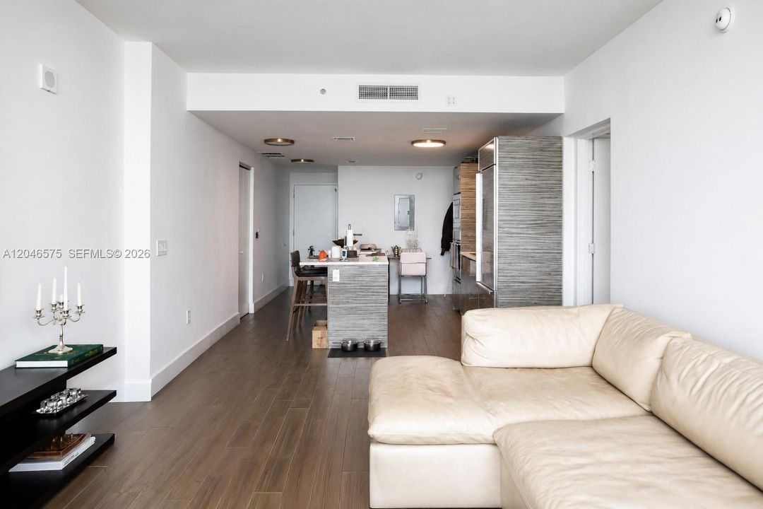 For Sale: $579,000 (1 beds, 1 baths, 854 Square Feet)