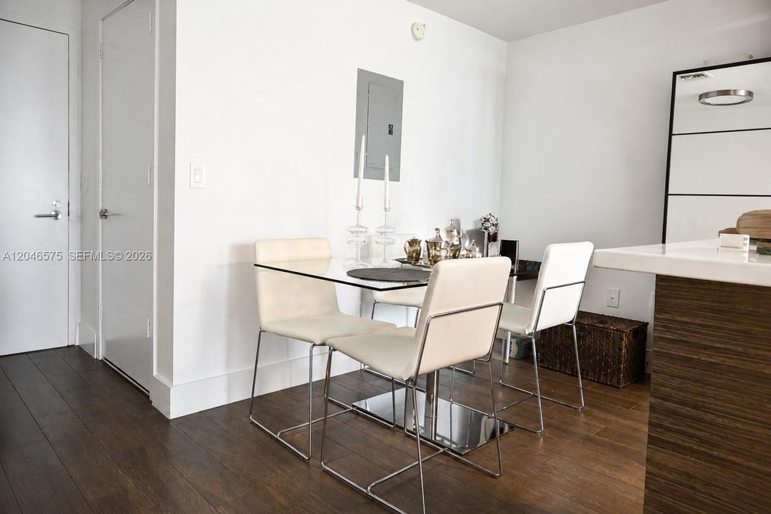 For Sale: $579,000 (1 beds, 1 baths, 854 Square Feet)