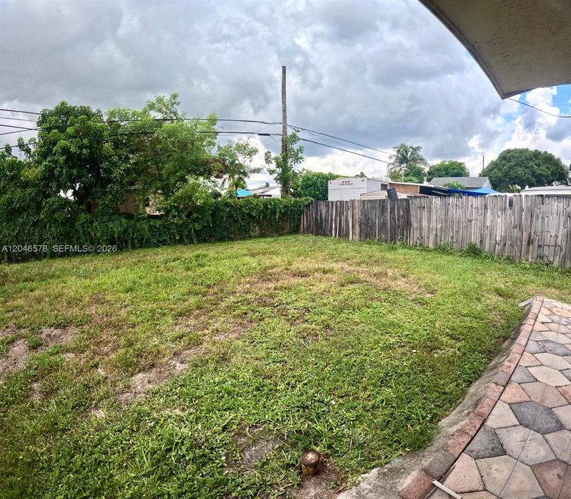 For Rent: $2,700 (3 beds, 2 baths, 850 Square Feet)