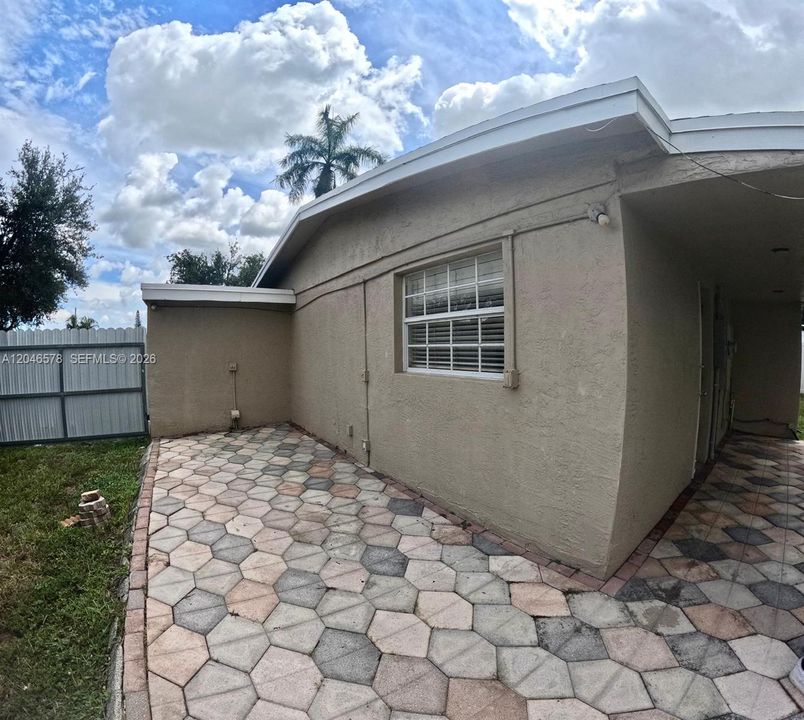 For Rent: $2,700 (3 beds, 2 baths, 850 Square Feet)