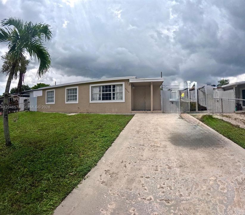 For Rent: $2,700 (3 beds, 2 baths, 850 Square Feet)