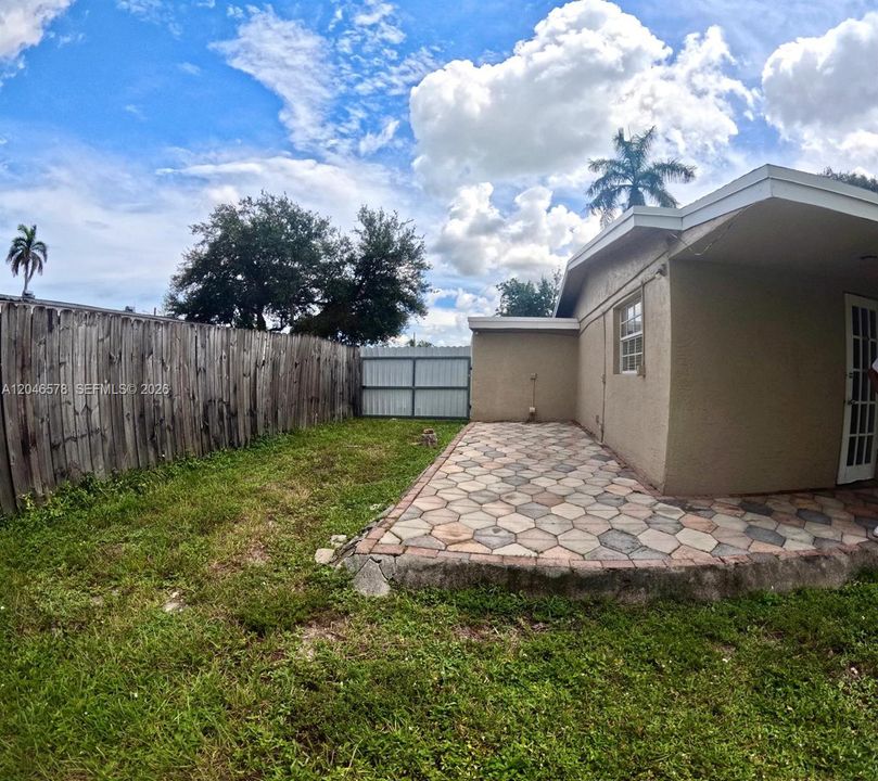 For Rent: $2,700 (3 beds, 2 baths, 850 Square Feet)
