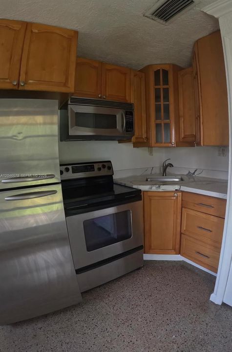 For Rent: $2,700 (3 beds, 2 baths, 850 Square Feet)