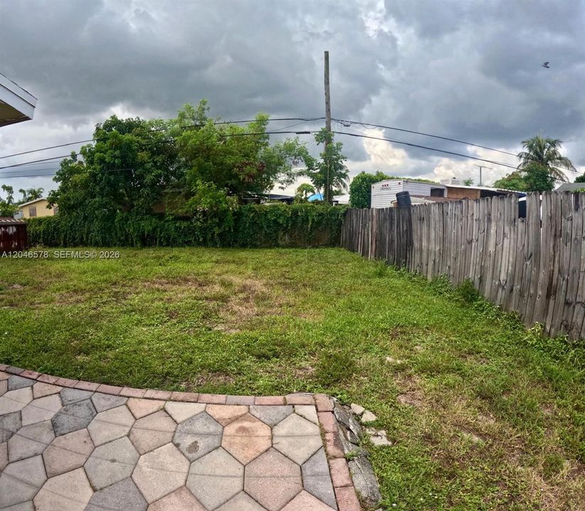 For Rent: $2,700 (3 beds, 2 baths, 850 Square Feet)